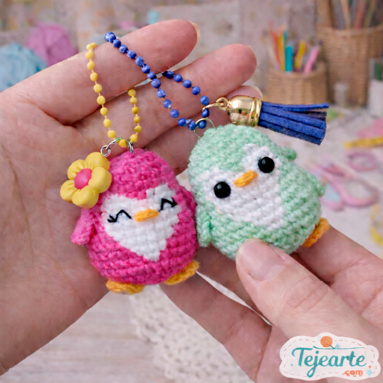 Mini pingüino llavero amigurumi