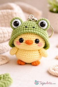 Llavero Pollito con Gorro de Ranita Amigurumi